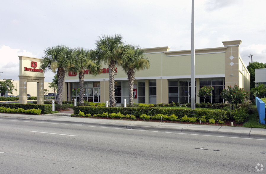 635-637 W 49th St, Hialeah, FL for rent - Building Photo - Image 3 of 3