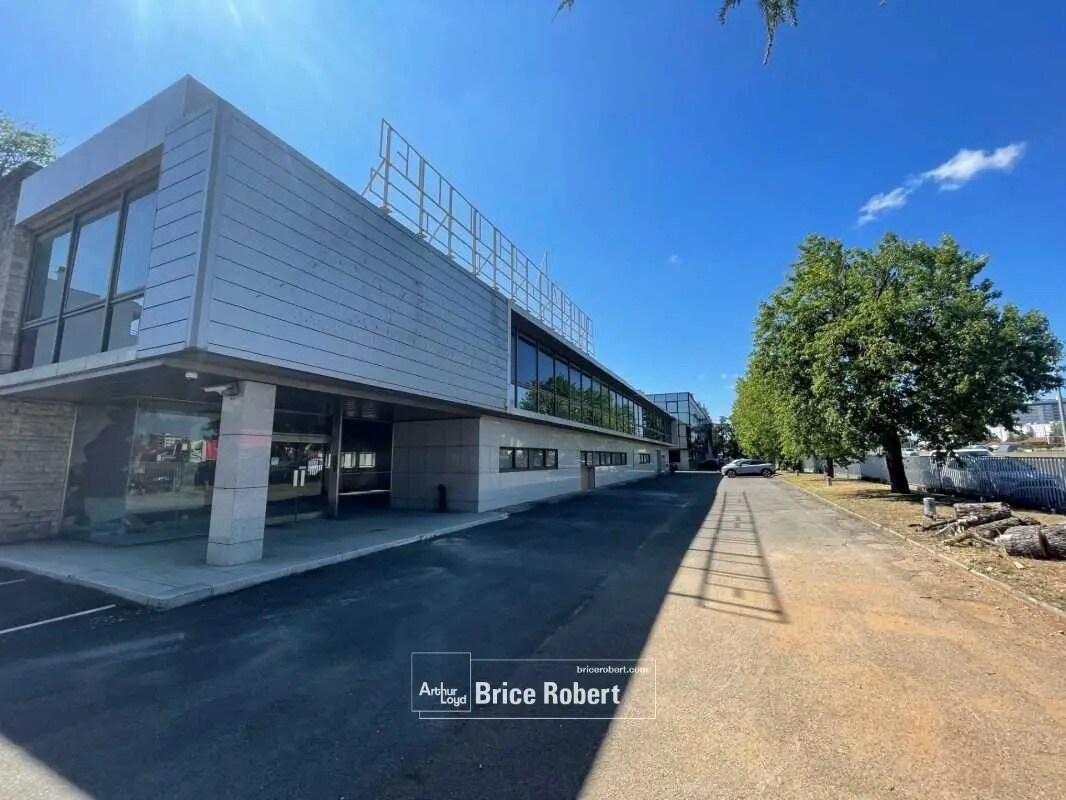 Office in Villeurbanne to rent Building Photo- Image 1 of 8