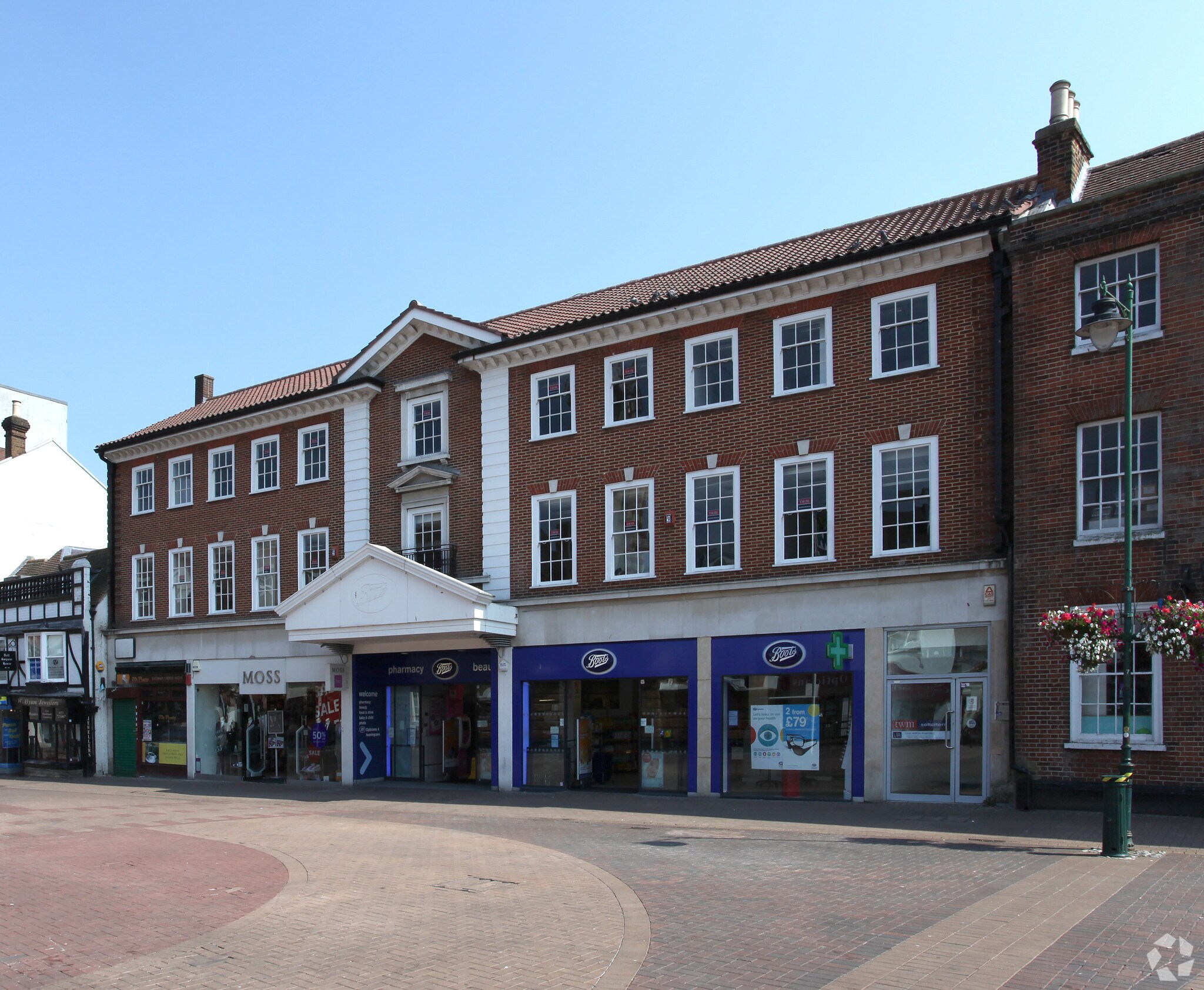 High St, Epsom to rent Building Photo- Image 1 of 2