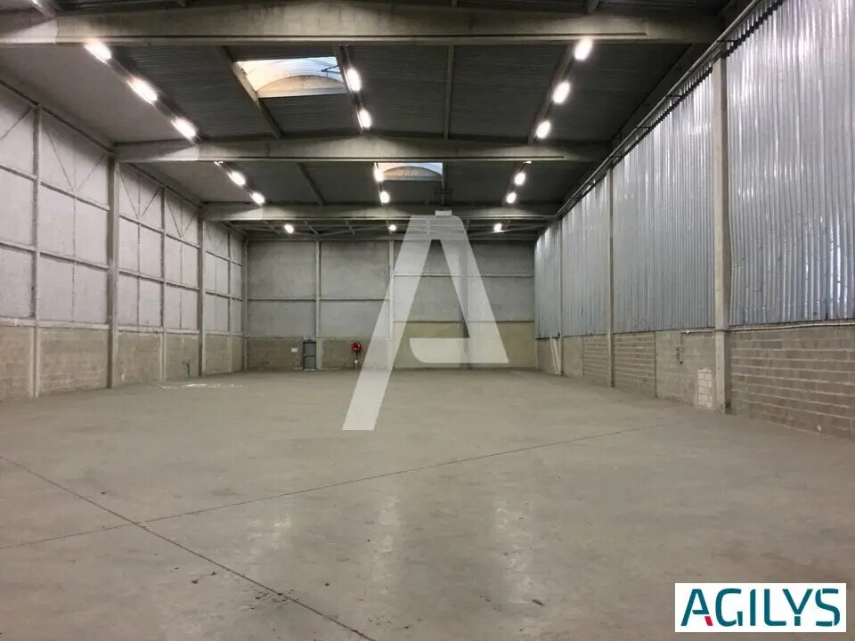 Industrial in Combs-la-Ville to rent Interior Photo- Image 1 of 8