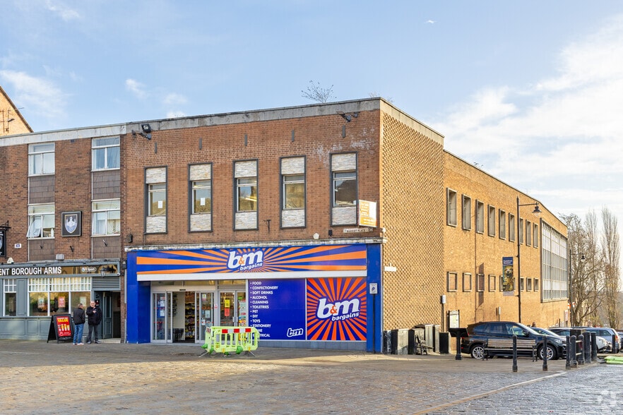 45 Market Pl, Pontefract for sale - Primary Photo - Image 2 of 4