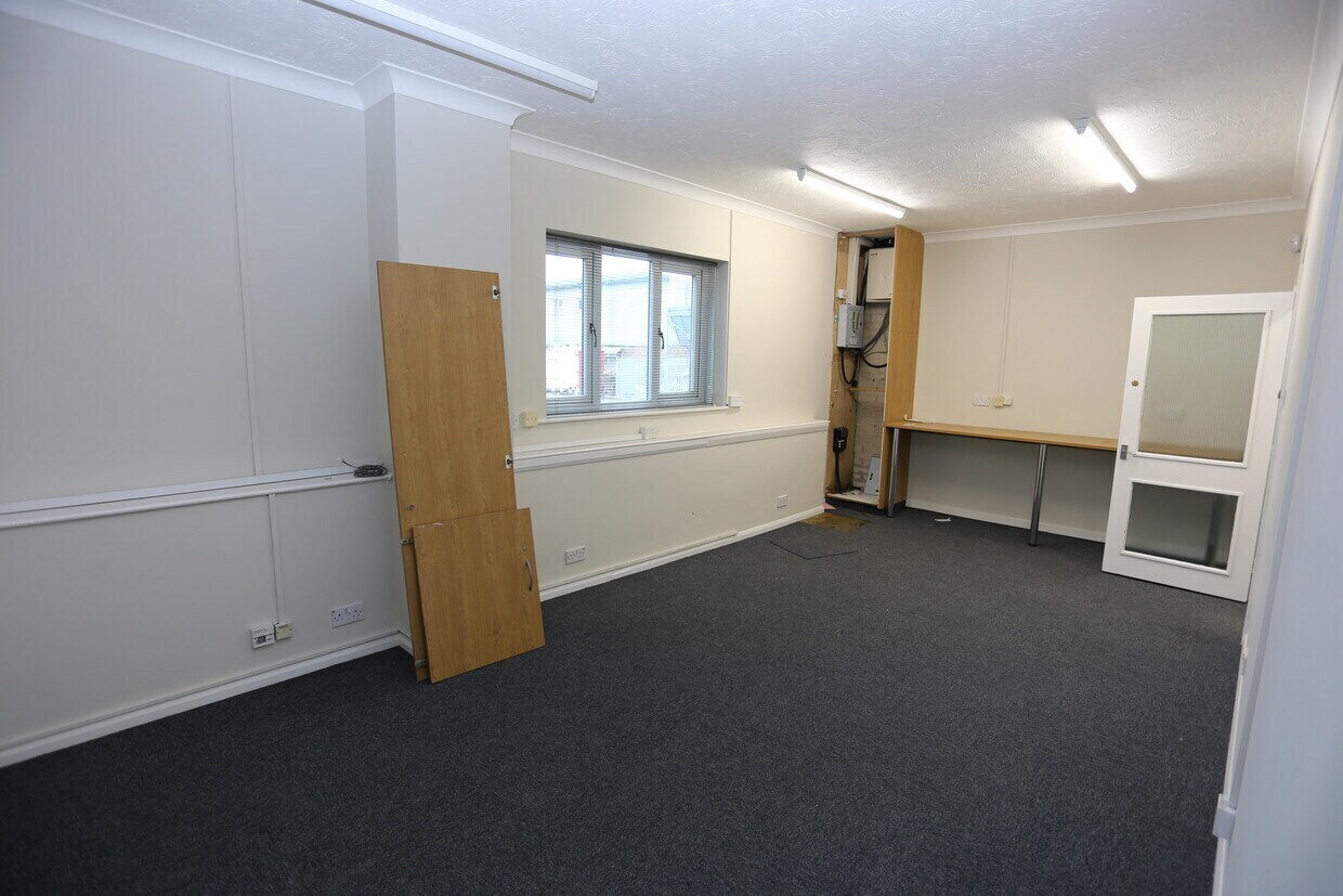 1 Warneford Av, Ossett to rent Interior Photo- Image 1 of 3