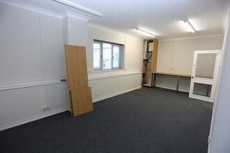 1 Warneford Av, Ossett to rent Interior Photo- Image 1 of 3