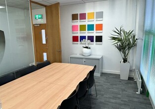 Cleeve Rd, Leatherhead to rent Interior Photo- Image 1 of 11