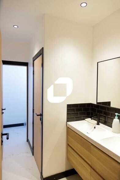Office in Malakoff to rent - Building Photo - Image 3 of 18