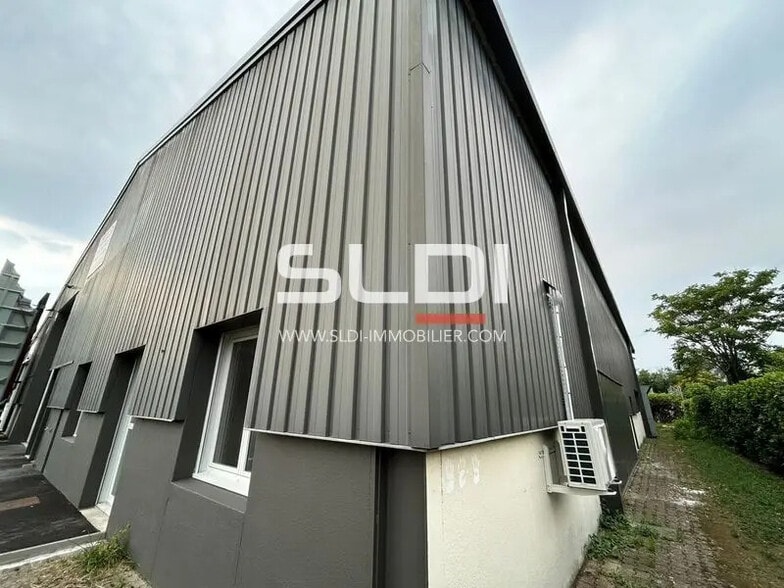 Office in Villefranche-sur-Saône to rent - Building Photo - Image 2 of 6