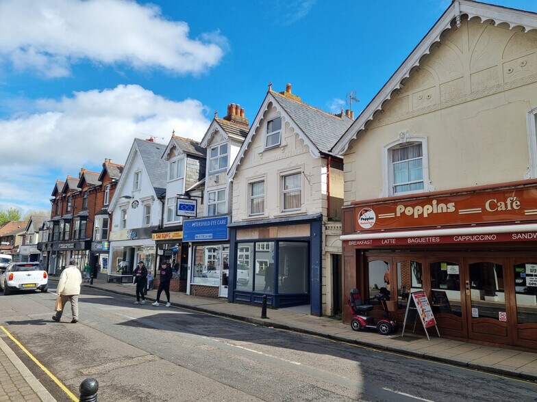 15 Chapel St, Petersfield to rent - Building Photo - Image 2 of 3