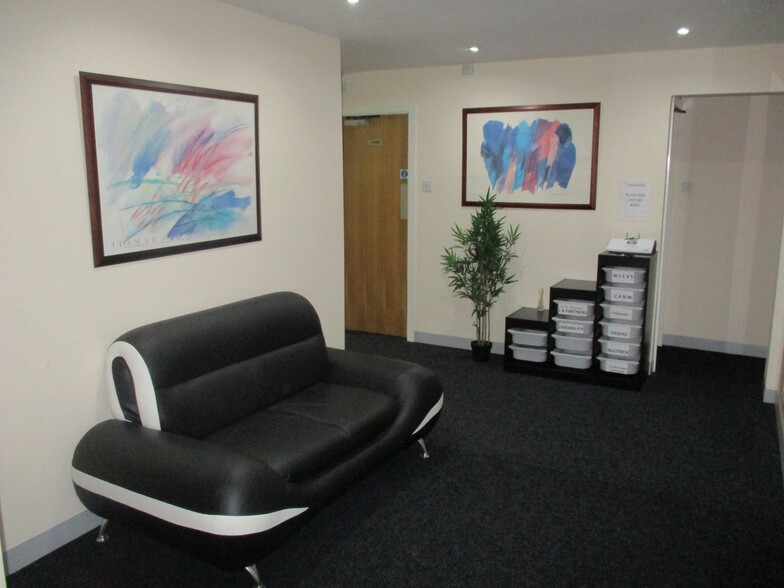 10-12 Westgate, Skelmersdale for rent - Lobby - Image 1 of 25