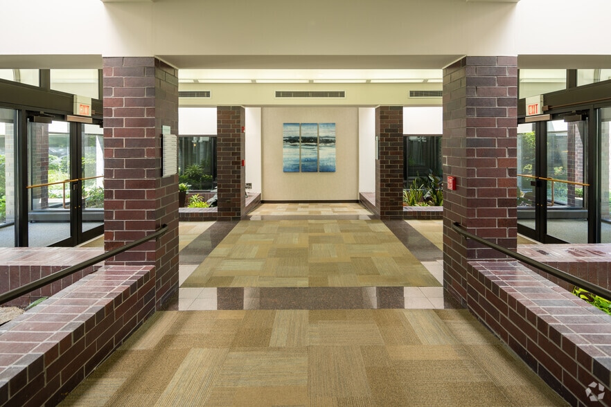 450-500 E Diehl Rd, Naperville, IL for rent - Lobby - Image 3 of 24