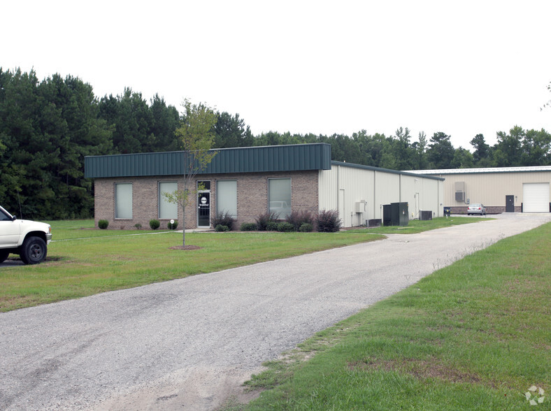 Light Industrial in Burgaw, NC for sale - Primary Photo - Image 1 of 1