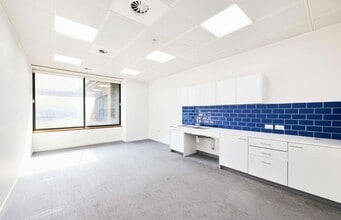 Manor Royal, Crawley to rent Interior Photo- Image 2 of 2