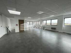 Light Industrial in Corbeil-Essonnes to rent Building Photo- Image 2 of 3