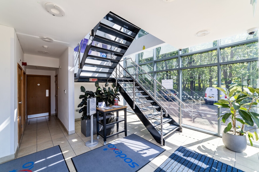 Kings Way, Stevenage to rent - Building Photo - Image 3 of 3