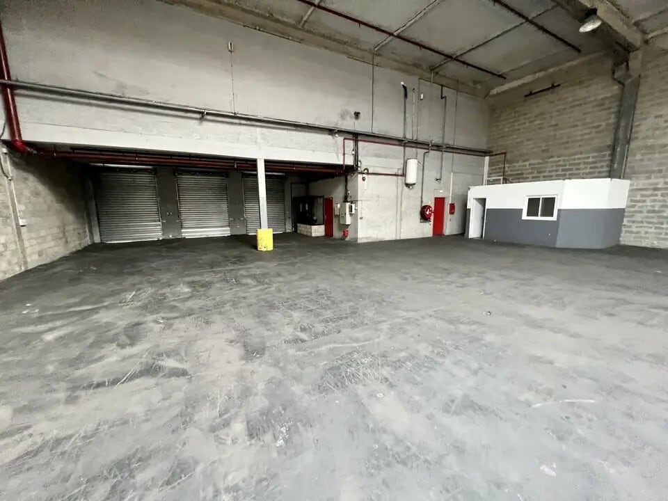 Location Local d'activités 1 352 m² - Photo 1