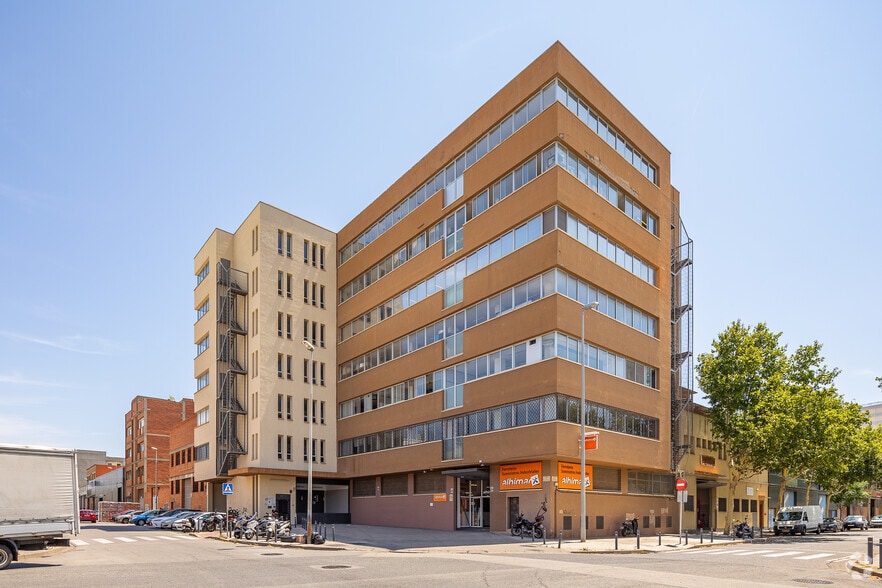 Industrial in L'Hospitalet de Llobregat, Barcelona to rent - Primary Photo - Image 1 of 1
