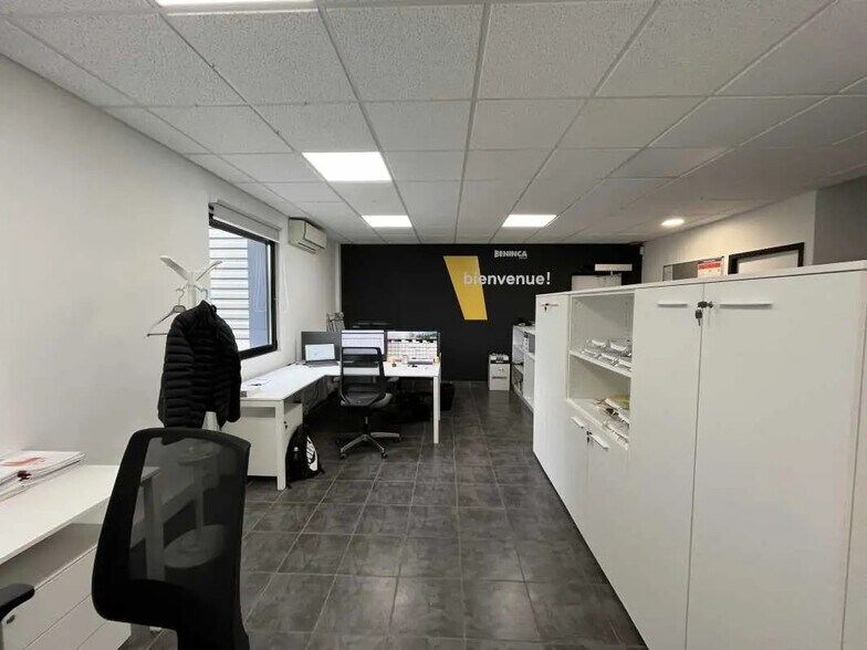 240 Rue Ferdinand Perrier, Saint-Priest to rent - Interior Photo - Image 2 of 15