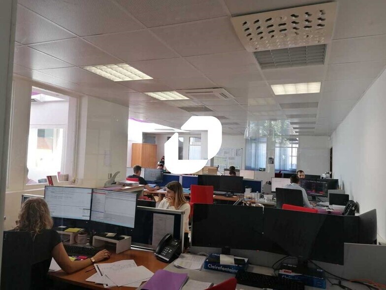 Office in Neuville-sur-Saône to rent - Building Photo - Image 2 of 11
