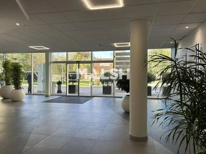 Office in Caluire-et-Cuire to rent - Lobby - Image 3 of 15
