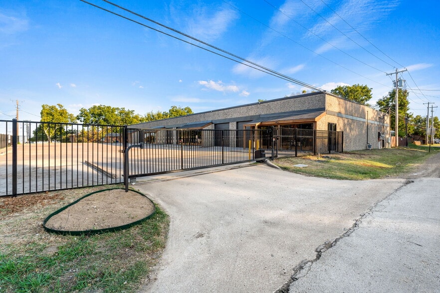 500 S Kealy Ave, Lewisville, TX for sale - Building Photo - Image 2 of 26