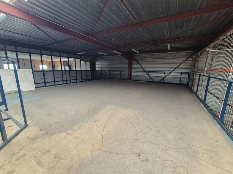 Industrial in Saint-Soupplets to rent - Interior Photo - Image 2 of 9