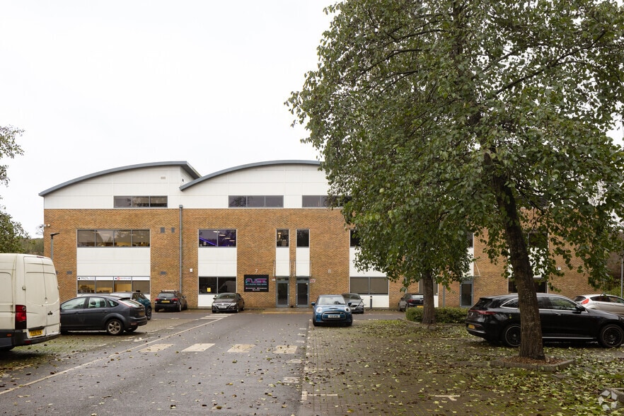 The Courtyard, Wooburn Green to rent - Building Photo - Image 2 of 2