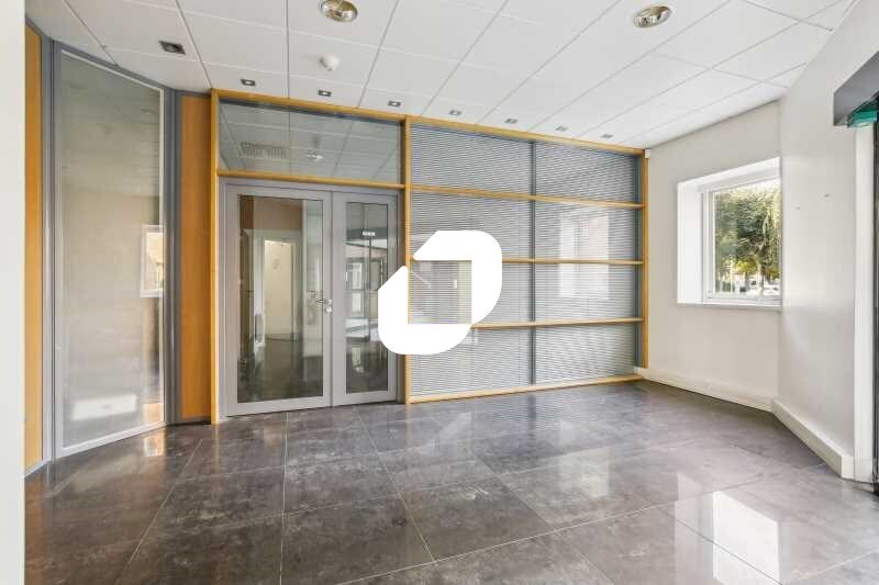 Light Industrial in Nanterre to rent - Interior Photo - Image 2 of 10