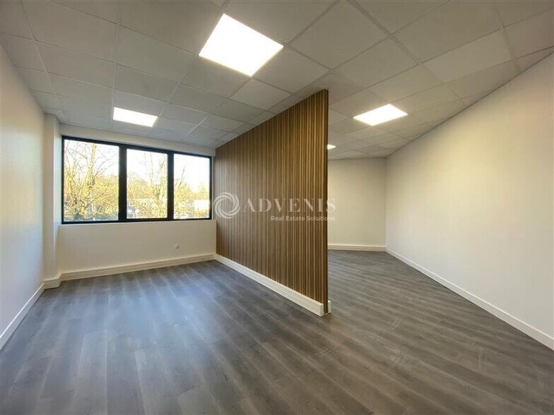 4 Rue Michael Faraday, Montigny-le-Bretonneux to rent - Interior Photo - Image 1 of 8