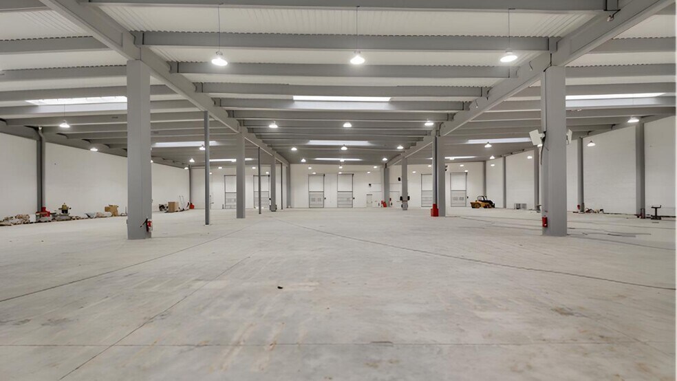 Light Industrial in Tremblay-en-France to rent - Interior Photo - Image 1 of 10