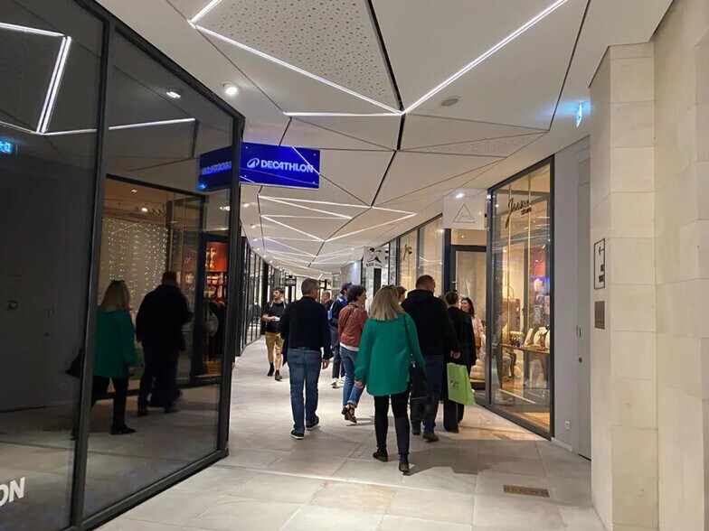 Retail in Nantes to rent - Building Photo - Image 2 of 11