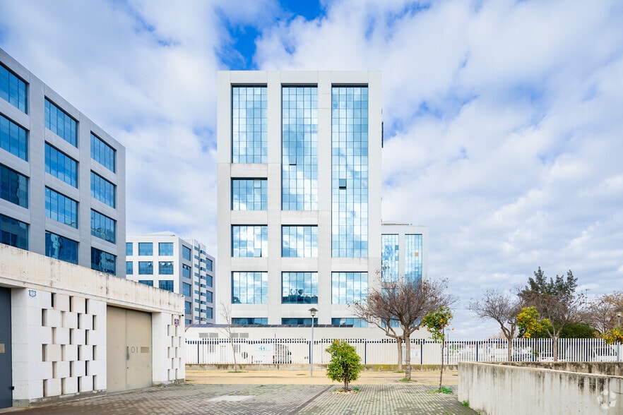 Office in Seville, Sevilla for sale - Building Photo - Image 2 of 5