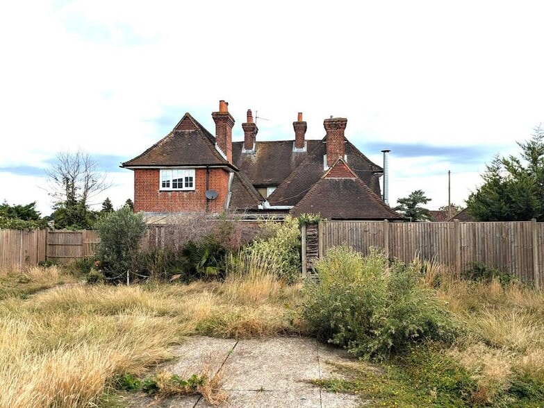 89 Oak Hl, Guildford for sale - Primary Photo - Image 1 of 12