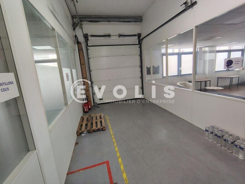 Light Industrial in Fontenay Sous Bois to rent - Interior Photo - Image 2 of 9
