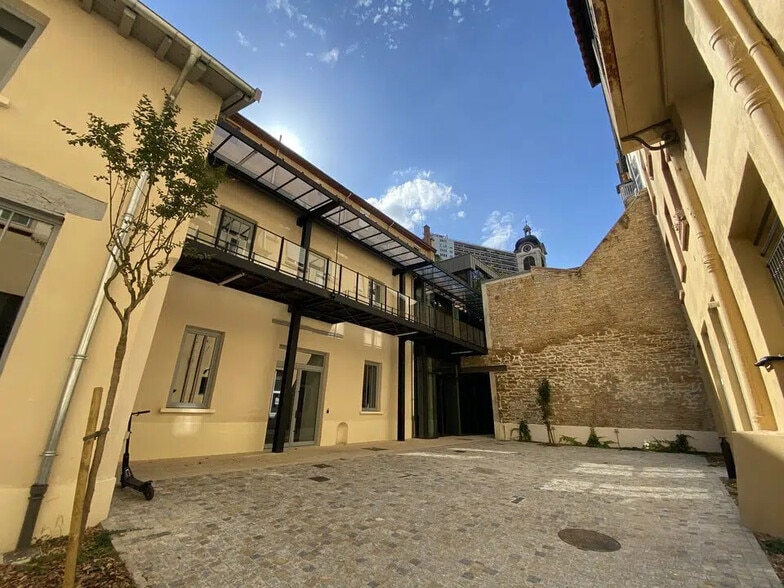 Retail in Lyon for sale - Building Photo - Image 1 of 8