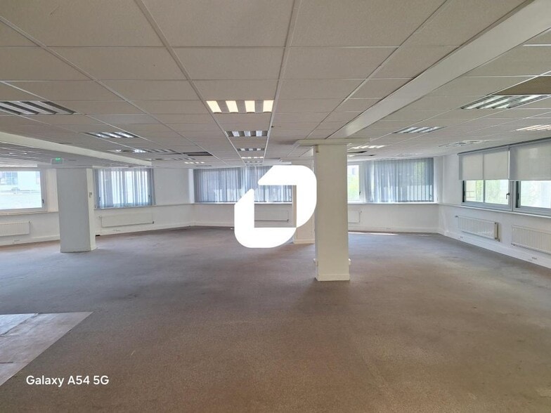 Office in Issy-les-Moulineaux to rent - Interior Photo - Image 1 of 9