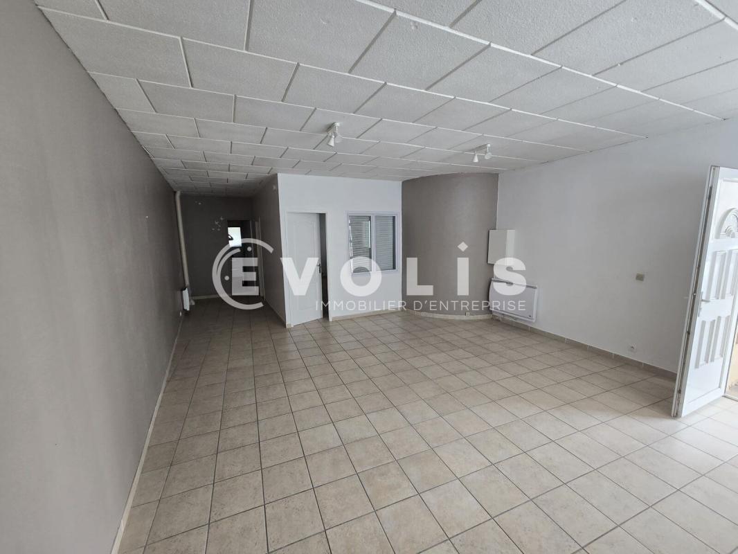 Retail in Vert-le-Grand to rent Interior Photo- Image 1 of 7