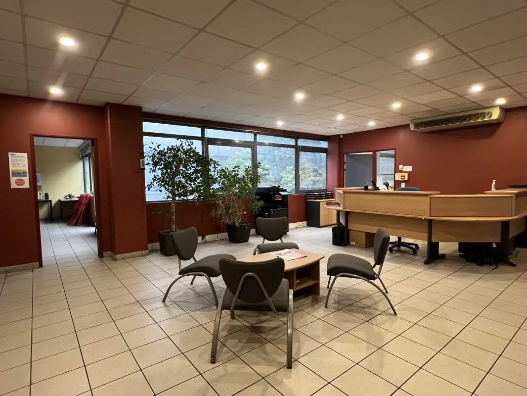 Light Industrial in Le Plessis-Robinson to rent Interior Photo- Image 1 of 12