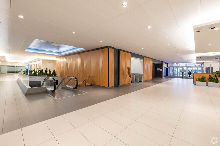 600 Rue Jean-Talon E, Montréal, QC for rent - Lobby - Image 2 of 12