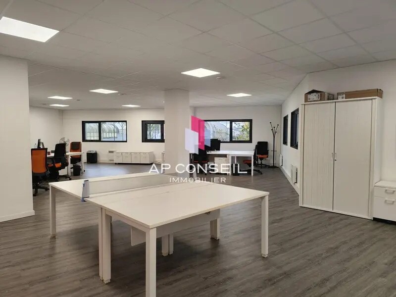 Office in Montigny-le-Bretonneux to rent Interior Photo- Image 1 of 7