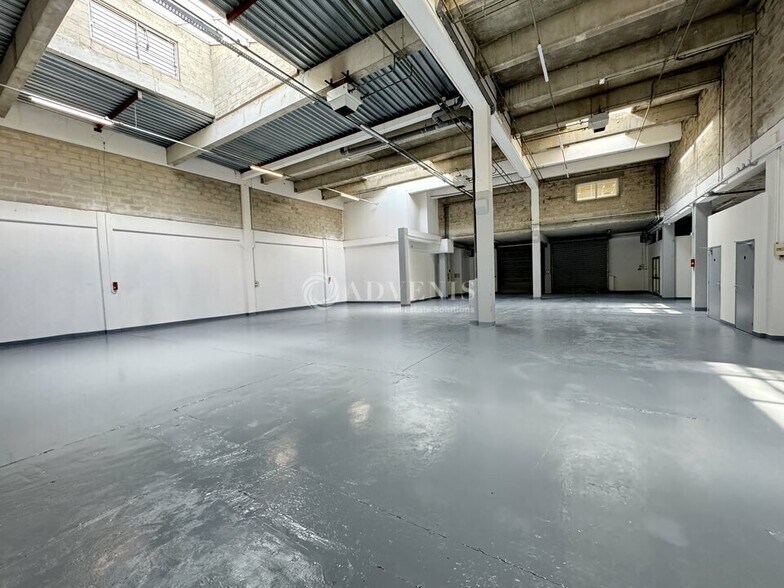 Light Industrial in Aulnay Sous Bois to rent - Interior Photo - Image 1 of 12