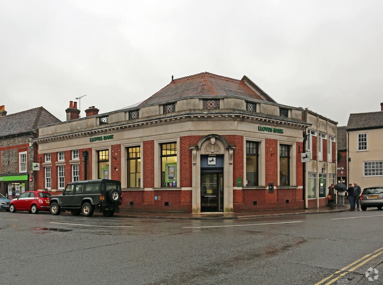 The Square, Bishops Waltham for sale - Primary Photo - Image 1 of 1