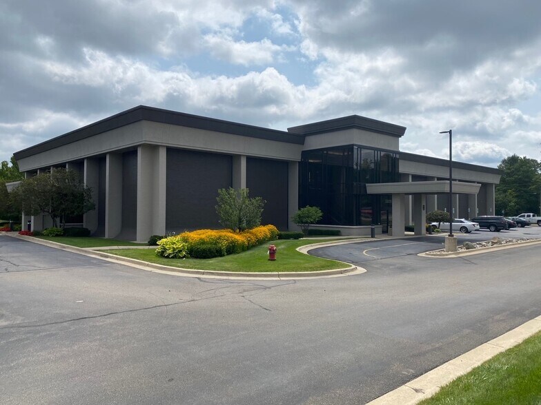 33200 W 14 Mile Rd, West Bloomfield, MI to rent - Building Photo - Image 2 of 9