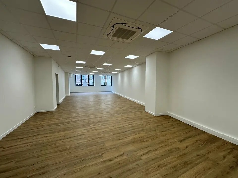Location Bureaux 145 m² - Photo 1