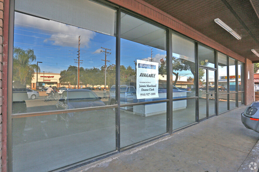 111-113 W Walnut Ave, Visalia, CA for rent - Building Photo - Image 2 of 2