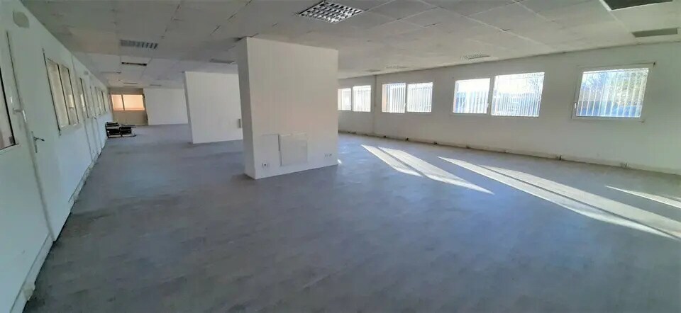 Office in Vitrolles to rent - Building Photo - Image 2 of 19