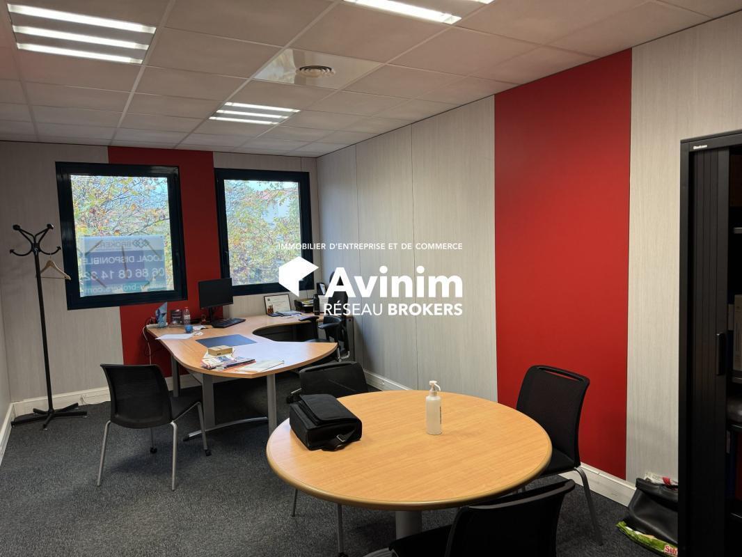 Office in Saint-Genis-Laval to rent Interior Photo- Image 1 of 14