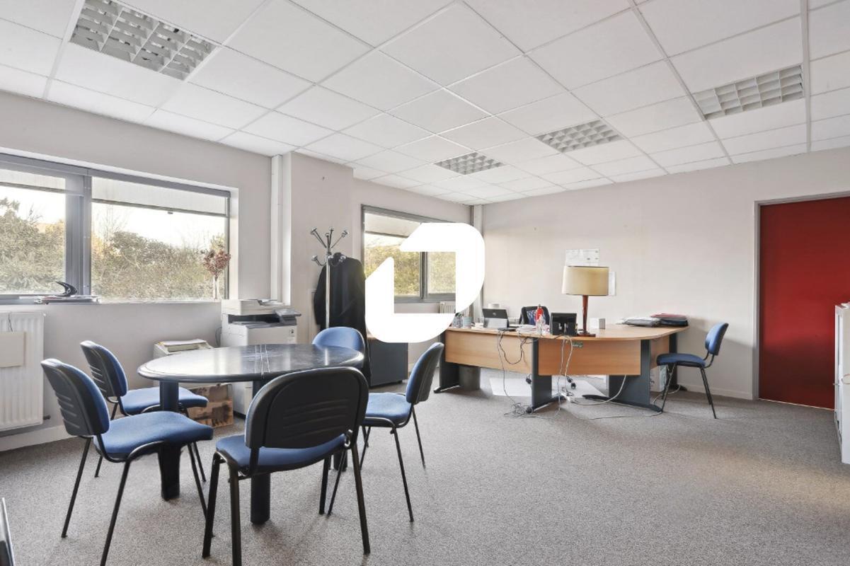 Office in Neuilly-Plaisance to rent Interior Photo- Image 1 of 12