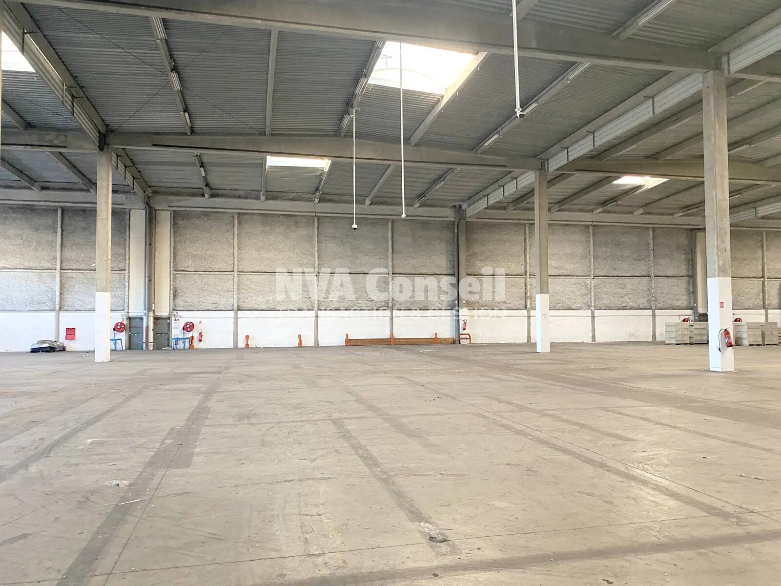 Industrial in SAINT-OUEN-L'AUMONE to rent Building Photo- Image 1 of 11