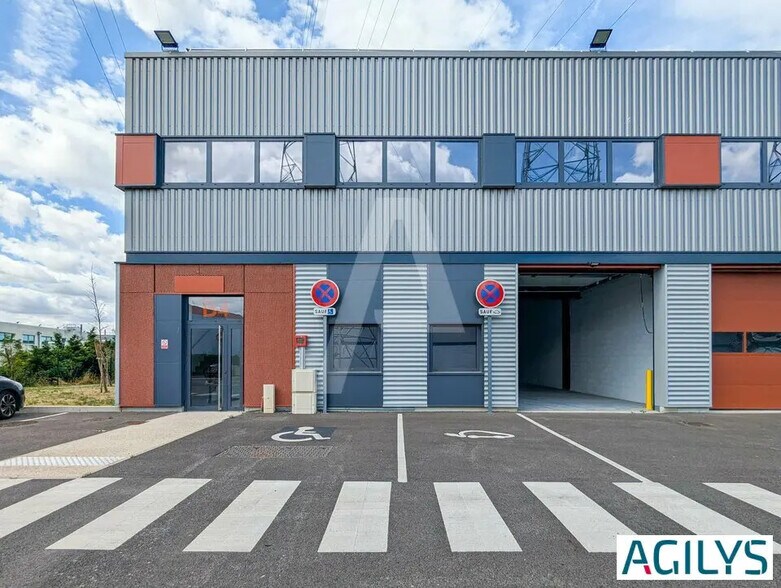 Light Industrial in Corbeil-Essonnes to rent - Building Photo - Image 2 of 12