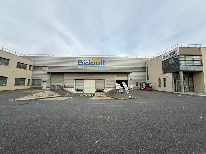 Industrial in Gennevilliers to rent - Building Photo - Image 1 of 12