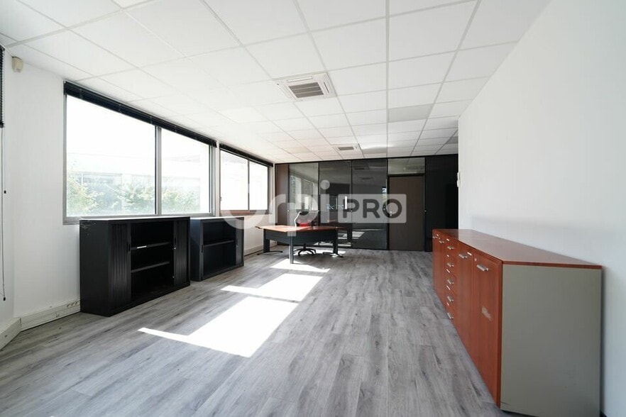 Office in Saint-Maurice-de-Beynost to rent - Interior Photo - Image 2 of 12